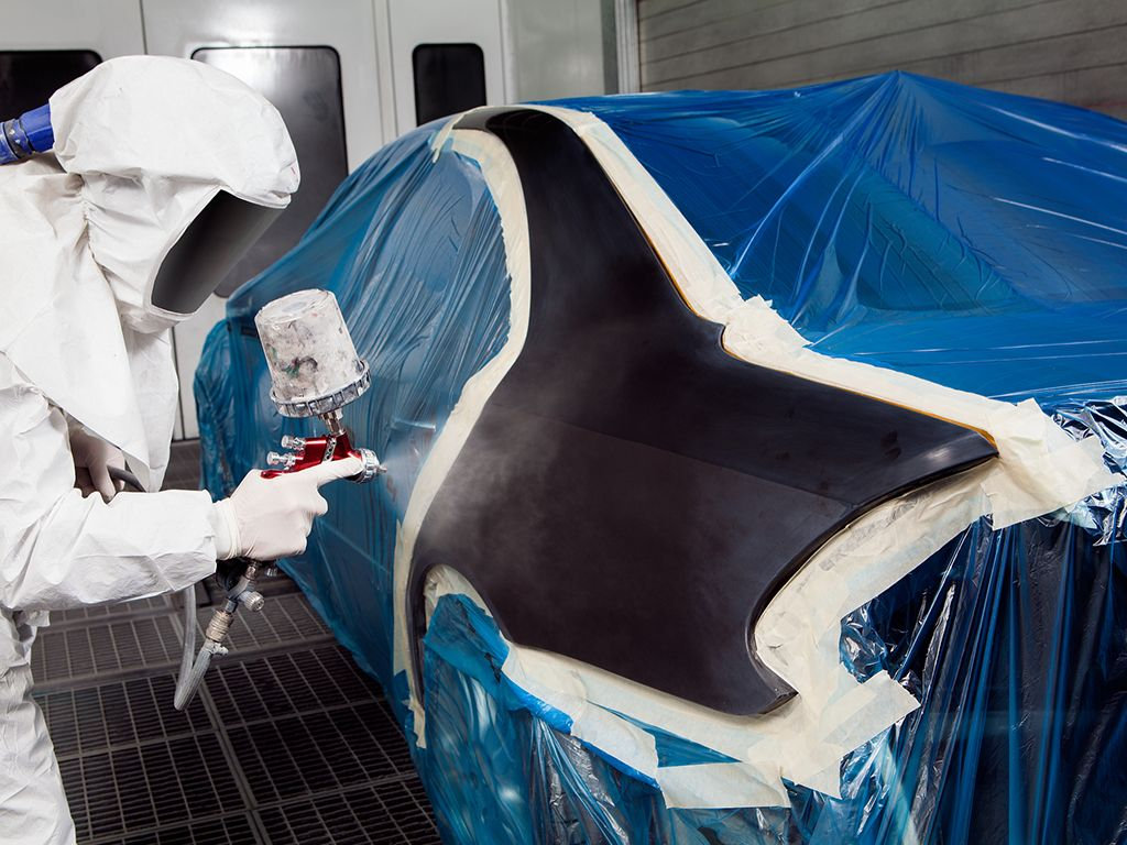 Peinture d'un élément de carrosserie en cabine