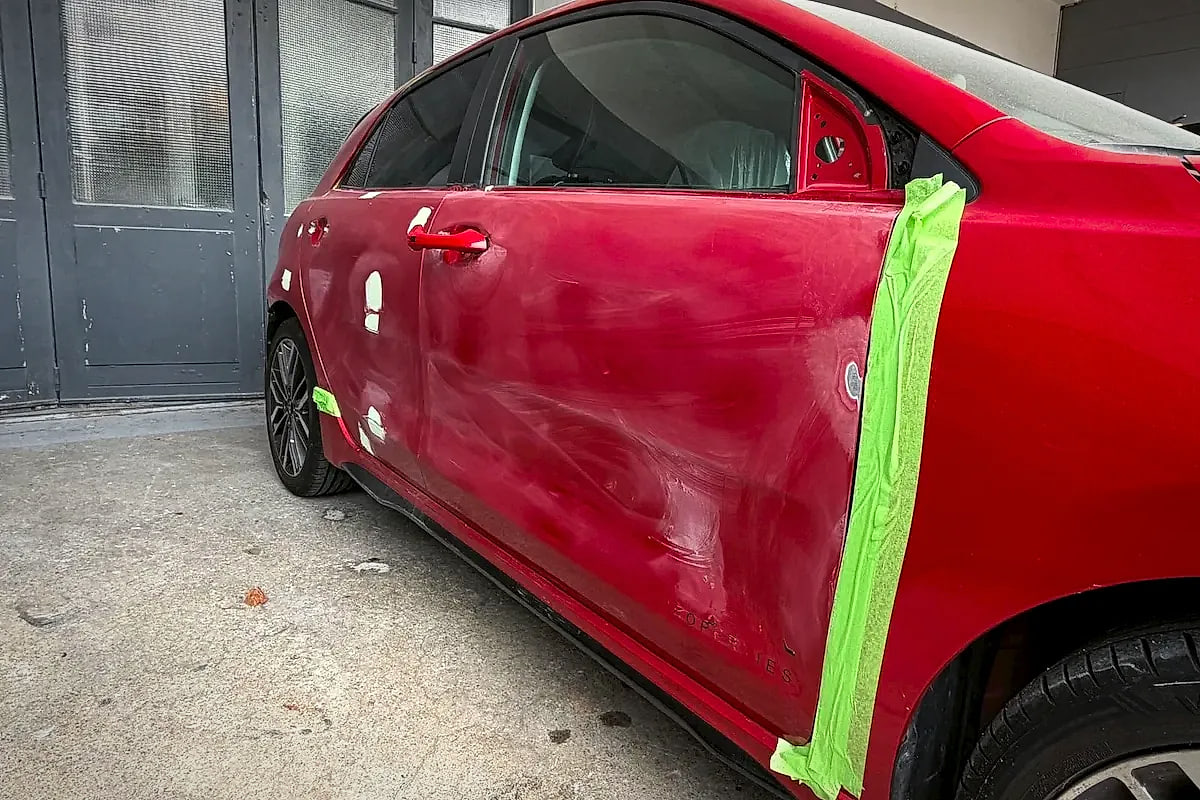 Portières d'une Kia rouge poncées et masquées, prêtes pour la peinture