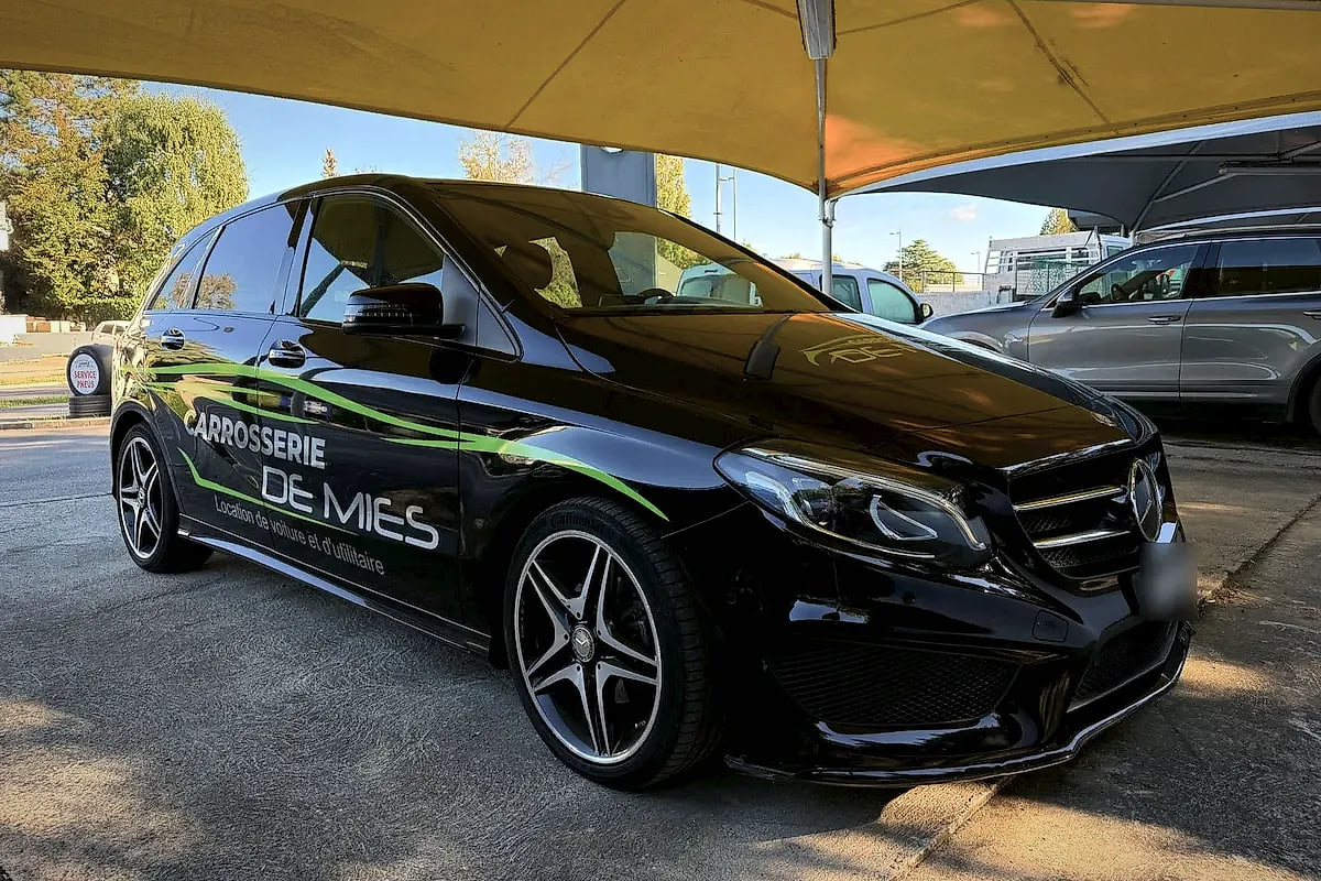 Mercedes Classe B noire aux couleurs de la Carrosserie de Mies