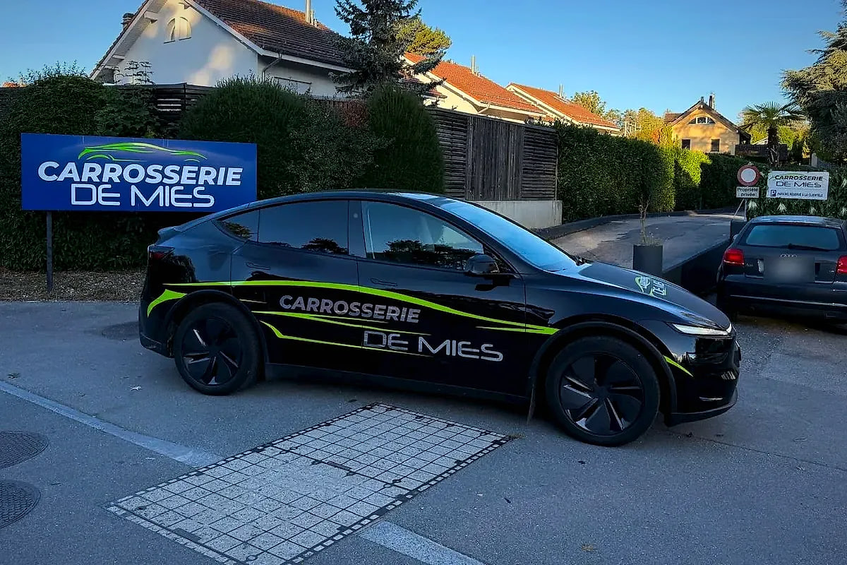 Tesla Model Y noire aux couleurs de la Carrosserie de Mies