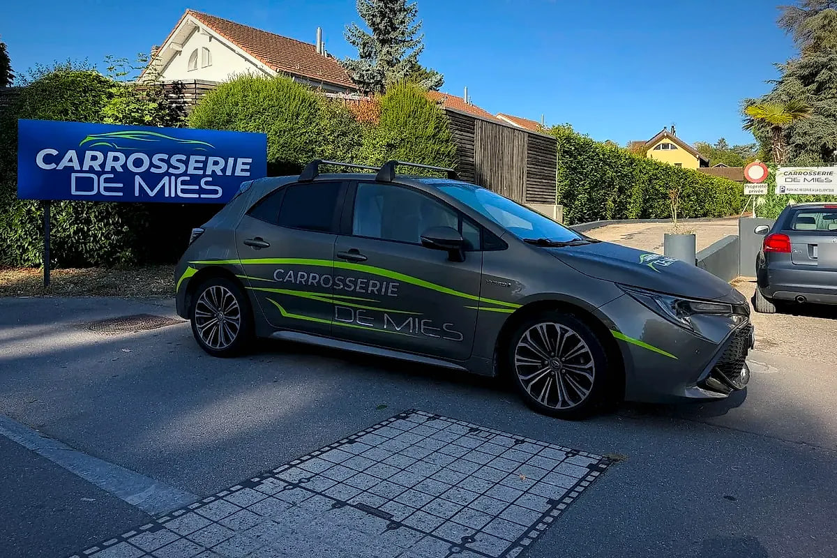 Toyota Corolla grise aux couleurs de la Carrosserie de Mies